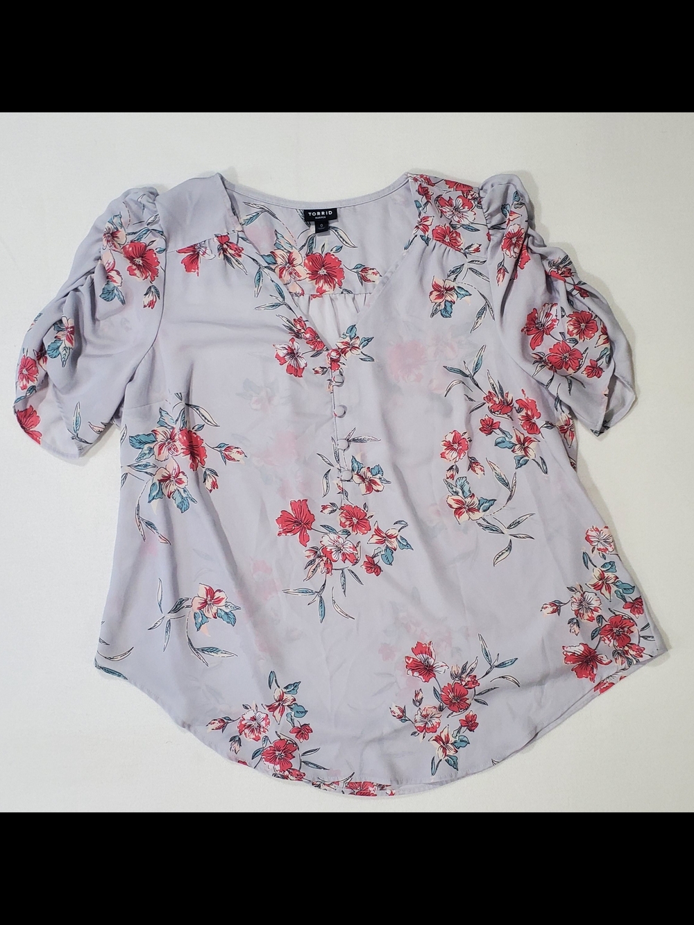 Torrid Harper Grey Blue Floral V-Neck Ruched Sleeve Blouse Sz 0